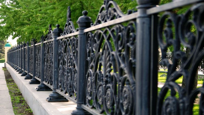 Beautiful and Functional Ways to Incorporate a Metal Fence in Blue Springs, MO